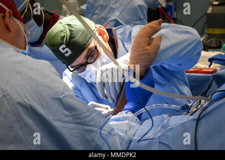 171020-N-Zn152-0060 MER DES CARAÏBES (oct. 20, 2017) - Le Lieutenant Cmdr. Matthieu Stepanovitch, orthopédiste, se prépare à faire la première incision pendant l'intervention chirurgicale qui a eu lieu dans une salle d'opération à bord de la commande de transport maritime militaire navire-hôpital USNS Comfort (T-AH 20). Le confort est en cours évoluant dans les environs de Ponce, Puerto Rico, à fournir des services médicaux avec des visites supplémentaires est prévu autour de l'île. Le U.S. Health and Human Services et Puerto Rico sont les représentants du ministère de la santé des patients à chaque priorité s'arrêtent avant l'arrivée de confort. Le ministère de l'Defe Banque D'Images