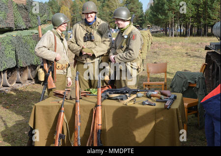 ZAGAN, Pologne - Michal Kowalski, Karol Langenfeld et Adam Plaga, bénévoles et historique de l'histoire historique du Big Red One de la Pologne, de gérer un stand à l'extérieur du Musée de camps de prisonniers de guerre, Zagan, Pologne, le 21 octobre. Sur la table sont divers objets et armes, y compris les gants, une grenade, un couteau et un coup-de-guerre allemand Serviette en cuir. Au stand, les trois membres de l'association d'identifier les pièces d'armes et fournit des informations historiques concernant leur utilisation. Le musée invite Historical Association Big Red One de la Pologne et de soldats américains à partir de Banque D'Images