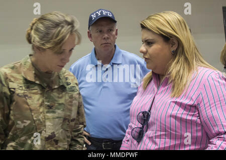 Puerto Rico Commissaire résident Jennifer Gonzalez parle au colonel Rachele Smith, commandant de la 14e Hôpital de soutien au combat, pendant la visite de la délégation du congrès 14ème CSH à Humacao, Puerto Rico, le 21 octobre 2017. La 14e CSH fournit des efforts de sauvetage à Porto Rico après l'Ouragan Maria. (U.S. Photo de l'armée : Sgt. Maricris C. McLane) Banque D'Images