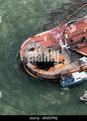 La Garde côtière, Texas Land Office général Bouchard et des représentants de transport continuent de répondre à une barge qui a pris feu vendredi matin, trois milles au large de la jetée de Port Aransas, Texas, le 21 octobre 2017. Bien que l'on éteint le feu, d'intervention poursuit les efforts pour minimiser l'impact sur l'environnement et de la communauté maritime. U.S. Coast Guard Photo de courtoisie d'actif. Banque D'Images