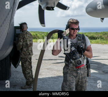 Une 17e de l'US Air Force Special Operations Squadron arrimeur et 36e Groupe d'intervention d'urgence (CRG) d'un membre de la conduite de l'avant point de ravitaillement en vol (FARP) Opérations d'une Force aérienne des États-Unis MC-130J Commando II 8 septembre 2017, à un emplacement déployées à l'avant au Japon. Le 353e groupe d'opérations spéciales fourni soutien aérien et mené des opérations avec le 36ème FARP CRG dans le cadre de l'exercice Tropic Ace. (U.S. Air Force photo : Capt Jessica Tait) Banque D'Images