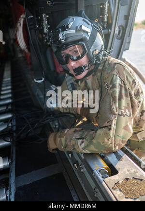 Un 1er de l'US Air Force Special Operations Squadron loadmaster donne sur l'arrière d'un U.S. Air Force MC-130H Combat Talon II lors de l'avant point de ravitaillement en vol (FARP), 11 septembre 2017 des opérations, à un emplacement déployées à l'avant au Japon. Le 353e groupe d'opérations spéciales fourni soutien aérien et mené des opérations avec le 36ème FARP Réponse d'urgence dans le cadre de l'exercice du groupe Tropic Ace. (U.S. Air Force photo : Capt Jessica Tait) Banque D'Images