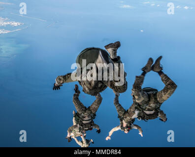 320e de l'US Air Force Special Tactics Squadron et le 31e Escadron de sauvetage militaire conduite opérateurs opérations chute libre à partir d'un 17e de l'US Air Force Special Operations Squadron MC-130J Commando II 21 septembre, 2017, à Kadena Air Base, au Japon. La formation a été l'occasion de la 320e et 31e STS pour rester QR compétents dans leur combat et des compétences. (U.S. Air Force photo : Capt Jessica Tait) Banque D'Images
