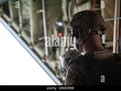 Une 320e de l'US Air Force Special Tactics Squadron jumpmaster donne sur l'arrière d'un 17e de l'US Air Force Special Operations Squadron MC-130J Commando II avant d'opérations militaires de l'automne de 2017, le 21 septembre, à Kadena Air Base, au Japon. Tactiques spéciales opérateur effectue les opérations de sauvetage et de missions humanitaires dans des endroits où les avions ne peuvent pas atterrir. (U.S. Air Force photo : Capt Jessica Tait) Banque D'Images