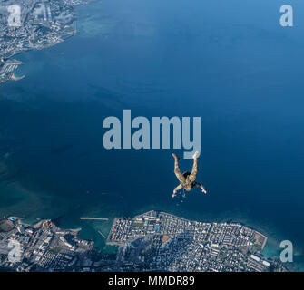 320e de l'US Air Force Special Tactics Squadron et le 31e Escadron de sauvetage militaire conduite opérateurs opérations chute libre à partir d'un 17e de l'US Air Force Special Operations Squadron MC-130J Commando II 21 septembre, 2017, à Kadena Air Base, au Japon. Le largage fonctions fournies par la 353e groupe d'opérations spéciales permet de sauvetage à long rayon d'action et de réaction rapide aux crises humanitaires ou de sécurité. (U.S. Air Force photo : Capt Jessica Tait) Banque D'Images