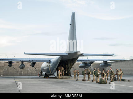 320e de l'US Air Force Special Tactics Squadron et le 31e Escadron de sauvetage l'équipement pour parachutiste pour préparer les opérateurs chute libre militaire des opérations dans une 17e de l'US Air Force Special Operations Squadron MC-130J Commando II 21 septembre, 2017, à Kadena Air Base, au Japon. Le largage fonctions fournies par la 353e groupe d'opérations spéciales permet de sauvetage à long rayon d'action et de réaction rapide aux crises humanitaires ou de sécurité. (U.S. Air Force photo : Capt Jessica Tait) Banque D'Images