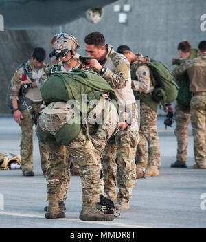 320e de l'US Air Force Special Tactics Squadron et le 31e Escadron de sauvetage l'équipement pour parachutiste pour préparer les opérateurs chute libre militaire des opérations dans une 17e de l'US Air Force Special Operations Squadron MC-130J Commando II 21 septembre, 2017, à Kadena Air Base, au Japon. La formation a été l'occasion de la 320e et 31e STS pour rester QR compétents dans leur combat et des compétences. (U.S. Air Force photo : Capt Jessica Tait) Banque D'Images