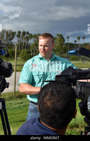 SOUTH BAY, Floride - Hakim Whiting IV, Corps of Engineers, District de Jacksonville, gestionnaire du programme de sécurité des barrages souligne les inspections quotidiennes du district du Herbert Hoover digue à lac Okeechobee, près de South Bay Florida 19 octobre. Le personnel du district de Jacksonville a tenu un point de presse pour mettre en évidence ce que l'arrondissement fait pour surveiller la digue du lac en raison de l'être à une altitude de près de 17.1 pieds. Le Corps of Engineers mène des inspections quotidiennes de l'Herbert Hoover digue pour s'assurer qu'il continue à fonctionner comme prévu. L'équipe d'inspection est à la recherche d'infiltration qui pourrait indiquer un Banque D'Images