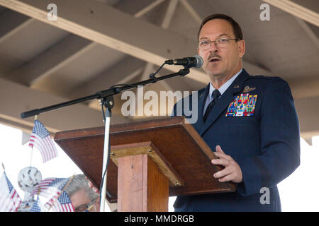 Le brig. Le général Billy Nabors, le Mississipi Air National Guard Chef du personnel, parle aux participants à propos de la fierté de servir votre pays, dans le 200e anniversaire du Mississippi à Moorhead, au Mississippi, le 19 octobre 2017. L'événement s'est tenu non seulement de célébrer l'anniversaire du Mississippi, mais aussi pour commémorer les 15 Marines et un marin qui ont péri dans un accident d'avion C-130 dans le comté voisin de Leflore. (U.S. Marine Corps photo par le Cpl. Dallas Johnson) Banque D'Images