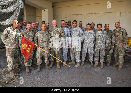 Le lieutenant-général Charles D. Luckey, chef de la réserve de l'armée, et Commandant général de l'US Army Reserve Command pose avec des soldats affectés à la 432e compagnie de transport dans la région de Ceiba, Puerto Rico, le 22 octobre 2017. La 432e compagnie de transport assure le transport de nourriture, d'eau et générateurs d'appuyer l'Agence fédérale de gestion des urgences (FEMA) après l'arrivée de l'Ouragan Maria. (U.S. Photo de la réserve de l'armée par la CPS. Anthony Martinez) Banque D'Images