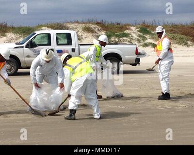 La Garde côtière, Texas Land Office Général, et Bouchard représentants de transport continuent de répondre à un rejet d'huile à partir d'une barge qui a pris feu et s'est éteint le vendredi trois milles des jetées de Port Aransas, Texas. Poursuivre les efforts d'intervention de minimiser l'impact sur l'environnement et de la communauté maritime, ce qui a permis à la Garde côtière de rouvrir le navire touché satellite. Banque D'Images