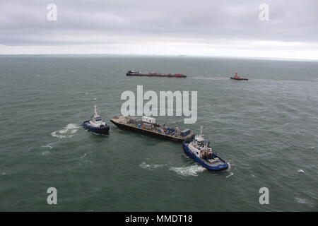 La Garde côtière, Texas Land Office Général, et Bouchard représentants de transport continuent de répondre à un rejet d'huile à partir d'une barge qui a pris feu et s'est éteint le vendredi trois milles des jetées de Port Aransas, Texas. Poursuivre les efforts d'intervention de minimiser l'impact sur l'environnement et de la communauté maritime, ce qui a permis à la Garde côtière de rouvrir le navire touché satellite. Banque D'Images