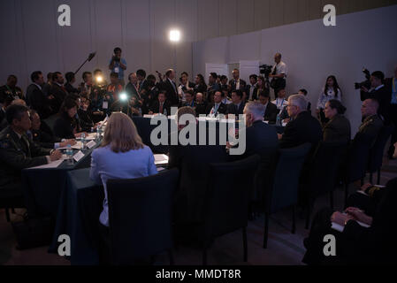 Le Secrétaire à la défense, Jim Mattis parle avec le ministre de la Défense Japonais Itsunori Onodera et ministre de la défense sud-coréen Song Young-moo lors d'une réunion trilatérale à Clark, Philippines le 23 octobre 2017. Mattis est rencontre avec de nombreux alliés et partenaires de la région au cours de l'Association des nations de l'Asie du sud-est de la réunion des ministres de la Défense pour discuter des défis en matière de sécurité et d'intérêts communs. (DoD photo par le Sgt armée. L'Amber I. Smith) Banque D'Images