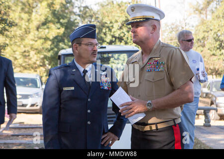 Le brig. Le général Billy Nabors (à gauche), le Mississipi Air National Guard Chef de cabinet, et Brigue. Le général Bradley James, général commandant de l'aile Marine, Marine Réserve des Forces canadiennes, de discuter de la participation du mémorial qu'ils fréquentent, à Moorhead, au Mississippi, le 19 octobre 2017. Nabors et James est allé(e) à la mémoire de se souvenir non seulement les 15 Marines et un marin qui ont péri en juillet 2017, mais aussi à célébrer le 200e anniversaire de l'État du Mississippi. (U.S. Marine Corps photo par le Cpl. Dallas Johnson) Banque D'Images