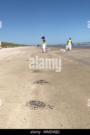 La Garde côtière, Texas Land Office Général, et Bouchard représentants de transport continuent de répondre à un rejet de l'huile d'une barge à trois milles au large de la jetée de Port Aransas, Texas, 13 octobre 2017. La Garde côtière continue de surveiller de près les incidences environnementales de l'événement avec le commandement unifié. Banque D'Images