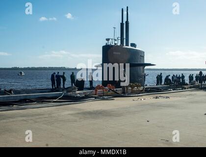 171020-N-IC565-007 KINGS BAY, Ga. (oct. 20, 2017) Le Los Angeles-classe d'attaque USS Pittsburgh (SSN 720) arrive à Naval Submarine Base Kings Bay. Pittsburgh a été mise en service en 1985 et est le quatrième navire de la Marine américaine à être nommée en l'honneur de Pittsburgh, Pennsylvanie. (U.S. Photo par marine Spécialiste de la communication de masse 2e classe Bradley J. Gee/libéré) Banque D'Images