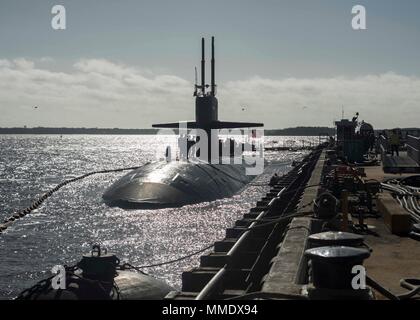 171020-N-IC565-001 KINGS BAY, Ga. (oct. 20, 2017) Le Los Angeles-classe d'attaque USS Pittsburgh (SSN 720) arrive à Naval Submarine Base Kings Bay. Pittsburgh a été mise en service en 1985 et est le quatrième navire de la Marine américaine à être nommée en l'honneur de Pittsburgh, Pennsylvanie (É.-U. Photo par marine Spécialiste de la communication de masse 2e classe Bradley J. Gee/libéré) Banque D'Images