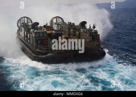 171021-N-UD930-642 MER MÉDITERRANÉE (oct. 21, 2017) Un bateau de débarquement, d'un coussin d'air, attaché à l'unité d'assaut 5, quitte le pont du coffre de la classe San Antonio-dock de transport amphibie USS San Diego (LPD 22) 21 oct., 2017. San Diego est déployée avec l'Amérique latine groupe amphibie et le 15e Marine Expeditionary Unit à l'appui de la sécurité maritime et le théâtre de la coopération en matière de sécurité dans les efforts dans la sixième flotte américaine zone d'opérations. (U.S. Photo par MARINE MATELOT Dalton D. Caples/libérés) Banque D'Images