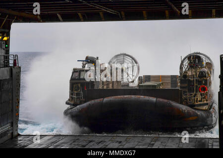 171021-N-UD930-788 MER MÉDITERRANÉE (oct. 21, 2017) Un bateau de débarquement, d'un coussin d'air, attaché à l'unité d'assaut 5, quitte le pont du coffre de la classe San Antonio-dock de transport amphibie USS San Diego (LPD 22) 21 oct., 2017. San Diego est déployée avec l'Amérique latine groupe amphibie et le 15e Marine Expeditionary Unit à l'appui de la sécurité maritime et le théâtre de la coopération en matière de sécurité dans les efforts dans la sixième flotte américaine zone d'opérations. (U.S. Photo par MARINE MATELOT Dalton D. Caples/libérés) Banque D'Images