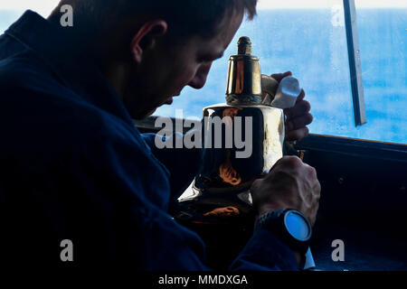 171022-N-BK384-046 MER MÉDITERRANÉE (oct. 22, 2017) Andrew Seaman Picard, de Sacramento, en Californie, brille la cloche du navire sur le pont de la classe San Antonio-dock transport amphibie USS San Diego (LPD 22) Le 22 octobre 2017. San Diego est déployée avec l'Amérique latine groupe amphibie et le 15e Marine Expeditionary Unit à l'appui de la sécurité maritime et le théâtre de la coopération en matière de sécurité dans les efforts dans la sixième flotte américaine zone d'opérations. (U.S. Photo par marine Spécialiste de la communication de masse de la classe 3ème Justin A. Schoenberger/libérés) Banque D'Images