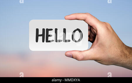 Hand holding placard avec word Bonjour. Concept de communication. Stock Photo. Banque D'Images