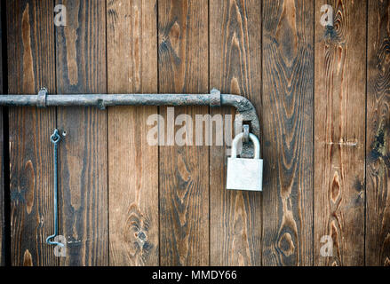 Porte en bois avec ancienne vis et d'un cadenas. Libre. Banque D'Images