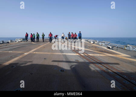 171020-N-PAR095-0057 GOLFE D'OMAN (oct. 20, 2017) marins conduite un objet étranger débris (FOD) walkdown avant les opérations de vol à bord du destroyer lance-missiles USS Shoup (DDG 86). Shoup participe à l'exercice trilatéral sentinelle intrépide avec Marine française Cassard-class destroyer anti-aérienne FS Jean Bart (D 615) et frégate HMS Monmouth (F 235). L'exercice est conçu pour améliorer l'état de préparation au combat et l'interopérabilité entre alliés et partenaires. (U.S. Photo par marine Spécialiste de la communication de masse de la classe 3e Maria I. Alvarez/libérés) Banque D'Images