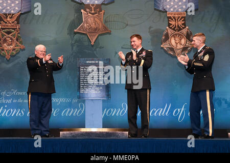 De gauche, le capitaine à la retraite Gary M. Rose, Vice-chef du personnel de l'Armée Le Général James C. McConville et le Sgt. Le major de l'Armée de Daniel A. Dailey participer à la médaille d'honneur de la cérémonie au Pentagone, à Arlington, Virginie, le 24 octobre 2017. Rose a reçu la médaille d'honneur le 23 octobre 2017, pour des actions au cours de l'opération Tailwind au sud-est du Laos durant la guerre du Vietnam, du 11 au 14 septembre 1970. Then-Sgt. Rose a été affecté à la 5e Special Forces Group (Airborne) au moment de l'action. (U.S. Photo de l'armée par la CPS. Tammy Nooner) Banque D'Images