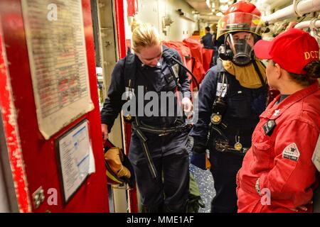 171023-N-QR145-004 La baie de Souda, Grèce (oct. 23, 2017) d'un dommage Controlman 3 Classe Emily Rogers, à gauche, et Spécialiste culinaire Rachel 3e classe Valtierrez, milieu, don d'équipement pour les pompiers pendant le contrôle des dommages dommages formation dirigée par Controlman 1re classe Stephanie Garnison, droite, à bord de la classe Arleigh Burke destroyer lance-missiles USS Porter (DDG 78) tandis qu'à la baie de Souda, la Grèce le 23 octobre 2017. Porter, l'avant-déployé à Rota, en Espagne, est sur sa quatrième patrouille dans la sixième flotte américaine zone d'opérations à l'appui des alliés et partenaires, et les intérêts de sécurité nationale des États-Unis en Europe. Banque D'Images