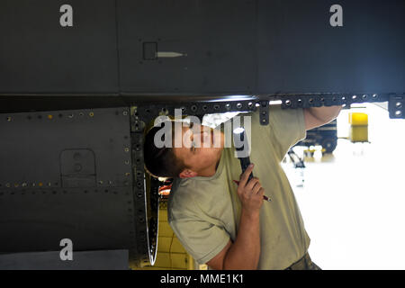 Tech. Le Sgt. Beau Batscher, 114e Escadron de maintenance d'aéronefs Mécanicien phase, inspecte un F-16 engine bay au cours d'une inspection de phase 5 octobre 2017, Joe Foss Field, S.D. La 114e Escadre de chasse F-16 en ce moment nécessite 33 heures-hommes par l'entretien par heure de vol qui comprend des inspections d'entretien préventif. (U.S. Photo de la Garde nationale aérienne par le sergent. Duane Duimstra) Banque D'Images