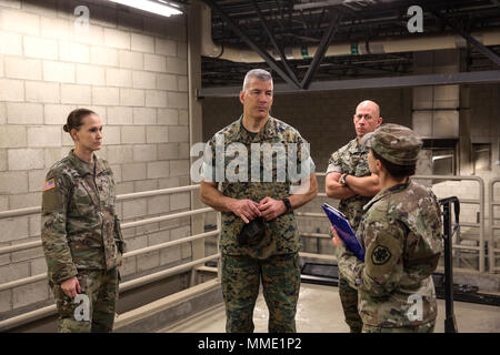 Marine Corps Air Ground Combat Center général commandant le général William F. Mullen III est informé de la récente précautions sanitaires dans la salle de stockage par le Lieutenant-colonel de l'armée d'Alisa R. Wilma, directeur de la santé et de la sécurité, de la défense et de l'économat de l'Armée de l'Agence, le capitaine Candace Wimbish, officier responsable, Twentynine Palms Services vétérinaires, à la réouverture de l'Économat du Centre de Combat, le 21 octobre 2017. La commande et le DeCA a travaillé avec diligence pour rétablir l'installation aux normes les clients attendent et méritent. (U.S. Photo par Marine PFC. Margaret Gale) Banque D'Images