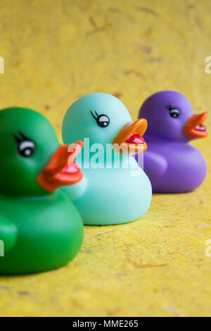 La vie encore de trois canards en caoutchouc coloré Banque D'Images