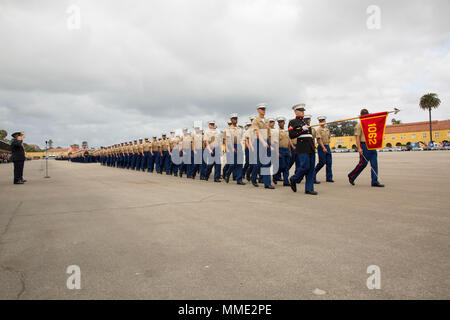 Marines à partir de la société Delta, 1er bataillon de formation des recrues, mars comme un peloton pour la dernière fois le jour de la remise des diplômes à recruter des marins Depot San Diego, 20 octobre. Après 13 semaines de formation, les Marines reçoivent 10 jours de congé avant d'assister à la formation de combat maritime de Camp Pendleton, en Californie Chaque année, plus de 17 000 hommes recrutés dans la région de recrutement de l'Ouest sont formés à MCRD San Diego. Banque D'Images