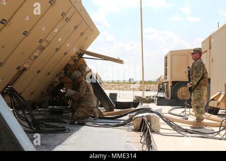 Soldats de la batterie de l'écho, 62e Régiment d'artillerie de défense aérienne, 69e Brigade d'artillerie de défense aérienne sont évalués sur leurs qualités de mission pour leur élément radar pour le terminal High Altitude Area Defense système d'armement, le 20 septembre à Fort Hood, au Texas. Un espace de formation a été construit spécifiquement pour le système THAAD en raison de ses exigences pour l'utilisation du radar. (U.S. Photo de l'armée par le Sgt. Brandon Banzhaf, 69e Brigade d'artillerie de défense aérienne NCOIC) d'affaires publiques/relâché Banque D'Images