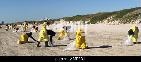 La Garde côtière, Texas Land Office Général, et Bouchard représentants de transport continuent de répondre à un rejet d'huile qui s'est produit trois milles des jetées de Port Aransas, Texas le 25 octobre 2017. La décharge est produite après un incendie a éclaté à une barge de carburant il est remorqué par le Buster Bouchard. Banque D'Images