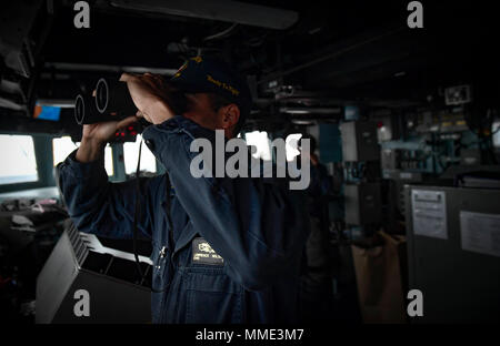 171024-N-U653-061 OCÉAN ATLANTIQUE (oct. 24, 2017), l'étoile Lawrence Wilson III est l'officier de quart à la passerelle à bord de la classe Arleigh Burke destroyer lance-missiles USS Oscar Austin (DDG 79) Le 24 octobre 2017. Oscar Austin est sur un déploiement systématique des intérêts de sécurité nationale des États-Unis en Europe, et d'accroître la coopération en matière de sécurité et de l'avant théâtre présence navale dans la sixième flotte américaine zone d'opérations. (U.S. Photo par marine Spécialiste de la communication de masse 2e classe Ryan Utah/Kledzik) Parution Banque D'Images