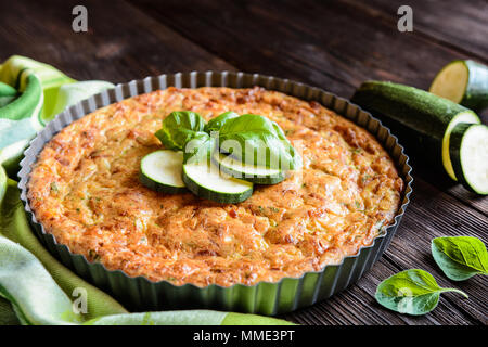 Tarte de courgettes au bacon, fromage, oignon, persil et basilic Banque D'Images