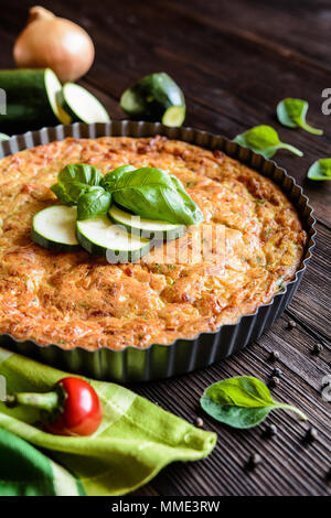 Tarte de courgettes au bacon, fromage, oignon, persil et basilic Banque D'Images