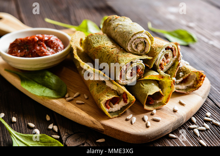 Salé crêpes farcies aux épinards, fromage feta, tomates séchées et graines de tournesol Banque D'Images