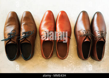 Collection Chaussures hommes - différents modèles et marron. Vue d'en haut. Vente et shopping concept. Banque D'Images