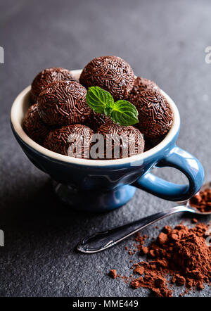 Brigadeiro - traditionnel brésilien délicatesse faite de lait concentré, la poudre de cacao, de beurre et de vermicelles de chocolat Banque D'Images