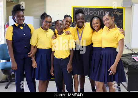 Les élèves d'Elena L. Christian Junior High School, à Sainte-Croix, les Îles Vierges des États-Unis sont tout sourire sur leur première journée de retour à l'école puisque les ouragans Irma et Maria a dévasté l'île. L'Army Corps of Engineers des États-Unis a fourni l'alimentation d'urgence temporaire, temporaire et toiture évaluations d'infrastructure à des écoles partout dans les îles Vierges américaines pour que les élèves et enseignants d'être en mesure de retourner à la salle de classe. Banque D'Images