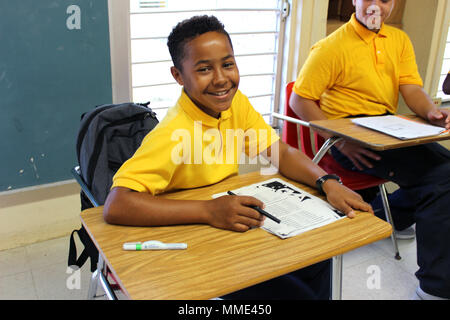 Un étudiant d'Elena L. Christian Junior High School, à Sainte-Croix, les Îles Vierges des États-Unis est tout sourire sur sa première journée de retour à l'école puisque les ouragans Irma et Maria a dévasté l'île. L'Army Corps of Engineers des États-Unis a fourni l'alimentation d'urgence temporaire, temporaire et toiture évaluations d'infrastructure à des écoles partout dans les îles Vierges américaines pour que les élèves et enseignants d'être en mesure de retourner à la salle de classe. Banque D'Images