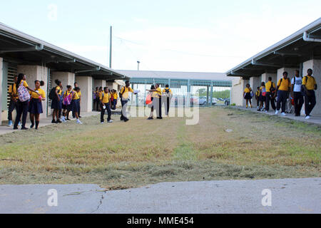 Les élèves d'Elena L. Christian Junior High School, à Sainte-Croix, les Îles Vierges des États-Unis sont tout sourire sur leur première journée de retour à l'école puisque les ouragans Irma et Maria a dévasté l'île. L'Army Corps of Engineers des États-Unis a fourni l'alimentation d'urgence temporaire, temporaire et toiture évaluations d'infrastructure à des écoles partout dans les îles Vierges américaines pour que les élèves et enseignants d'être en mesure de retourner à la salle de classe. Banque D'Images