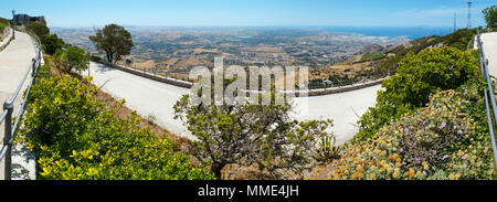 Vue panoramique de la vieille ville multiculturelle Trapani sur côte Tyrrhénienne avec îles Égades de Erice, Sicile, Italie. Trois coups stitch panorama. Banque D'Images