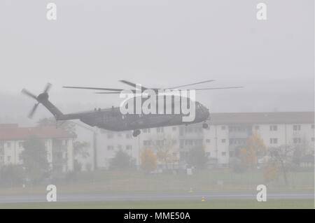 ANSBACH, Allemagne - - sur un froid, venteux et pluvieux après-midi, une Force aérienne de l'Allemagne de l'hélicoptère Sikorsky CH-53 du 64 Escadron de l'air allemande quitte Katterbach Army Airfield, Ansbach, Allemagne Le 24 octobre 2017. (U.S. Photo de l'Armée de Charles Rosemond) Banque D'Images