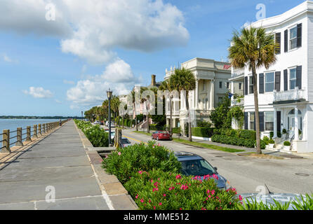 La batterie - une digue défensive historique, avec sa promenade pittoresque et manoirs d'avant la guerre civile, est une attraction touristique populaire à Charleston, SC. Banque D'Images