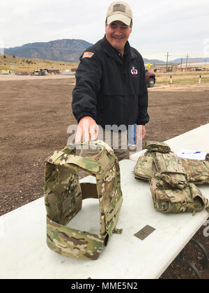 Michael Spencer, un nouveau gestionnaire de projet formateur d'équipement de protection de l'équipement individuel du soldat à Fort Bragg, N.C., démontre comment le gilet évolutive modulaire (MSV) peuvent être séparés en différentes configurations, au cours de la ronde finale de l'essai sur le terrain de la veste à Fort Carson, Colorado, le 18 octobre 2017. Une fois cette évaluation terminée, le gilet entreront en production et devrait atteindre les soldats en campagne en été de l'année prochaine. (U.S. Photo de l'armée par le sergent. Lance Livres, 71e Groupe de munitions (NEM), Affaires publiques) Banque D'Images