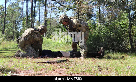 Deux membres du personnel de recherche ennemi au cours d'une bataille percer dans le cadre de l'exercice Le sud de grève 18 au Camp Shelby Joint Forces Training Center, près de Hattiesburg, au Mississippi, le 26 octobre 2017. L'exercice propose-air, air-sol, maritime et les forces d'opérations spéciales de formation. (U.S Army National Guard photo de la CPS. Christopher Shannon) Banque D'Images