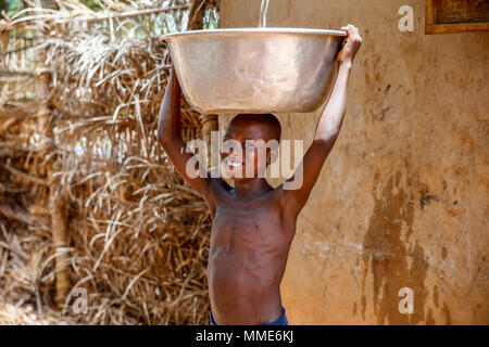 La collecte de l'eau dans un village de la province du Zou, au Bénin. Banque D'Images